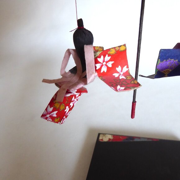VINTAGE JAPAN ORIGAMI GEISHA KIMONO WASHI PAPER MOBILE SCULPTURE - Picture 10 of 13